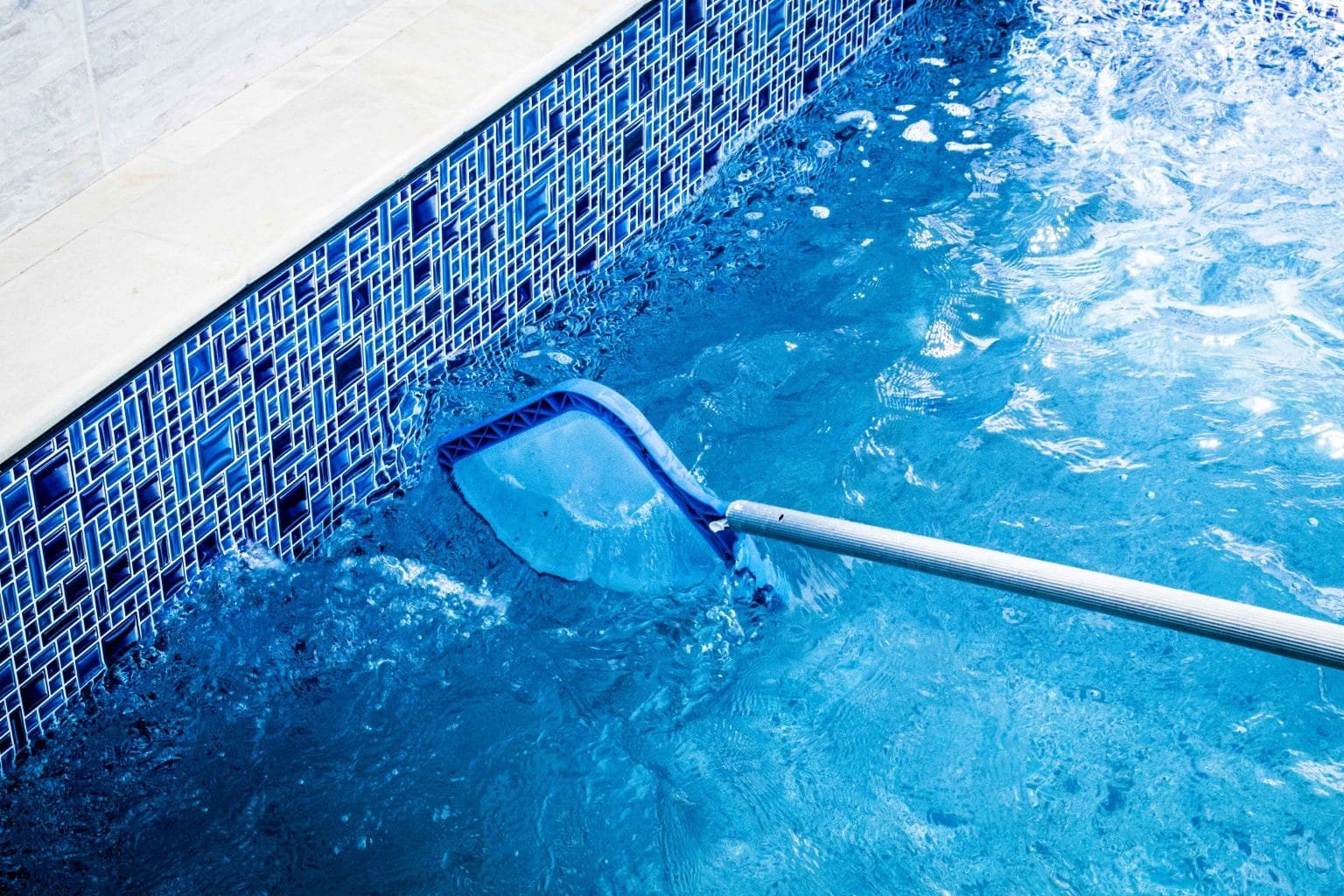  Os cuidados com a piscina em época de chuva, devem ser redobrados. É normal que o uso de piscinas em residências seja bastante reduzido.